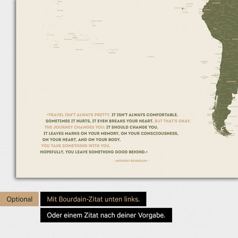 Magnetische Weltkarte in Olive Green mit eingedrucktem Zitat von Anthony Bourdain, das mit einer Personalisierung gegen ein anderes Zitat ersetzt werden kann