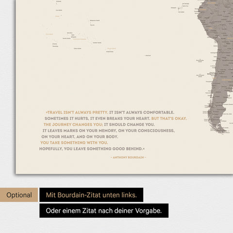 Magnetische Weltkarte in Warmgray (Braun-Grau) mit eingedrucktem Zitat von Anthony Bourdain, das mit einer Personalisierung gegen ein anderes Zitat ersetzt werden kann