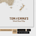 Weltkarte in Farbe Multicolor Beige mit einem Vintage-Logo als moderne Personalisierung