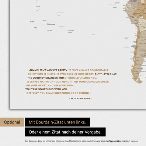 Weltkarte in Farbe Multicolor Beige mit eingedrucktem Zitat von Anthony Bourdain, das bei einer Personalisierung gegen ein beliebiges anderes Zitat ersetzt werden kann