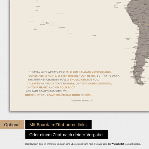 Weltkarte in Farbe Multicolor Matt mit eingedrucktem Zitat von Anthony Bourdain, das bei einer Personalisierung gegen ein beliebiges anderes Zitat ersetzt werden kann