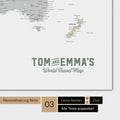 Weltkarte in Farbe Multicolor Sage mit einem Vintage-Logo als moderne Personalisierung