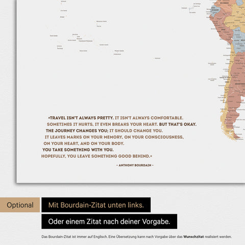 Weltkarte in Farbe Multicolor Sienna mit eingedrucktem Zitat von Anthony Bourdain, das bei einer Personalisierung gegen ein beliebiges anderes Zitat ersetzt werden kann