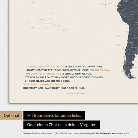 Weltkarte in Farbe Navy Light mit eingedrucktem Zitat von Anthony Bourdain, das bei einer Personalisierung gegen ein beliebiges anderes Zitat ersetzt werden kann