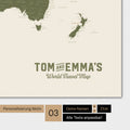 Weltkarte in Farbe Olive Green mit einem Vintage-Logo als moderne Personalisierung