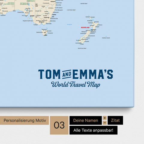 Personalisierung einer Weltkarte Pinnwand in Multicolor Atlas mit einem Logo im Vintage-Look, bei dem die Namen und die Unterzeile „World Travel Map“ geändert werden kann