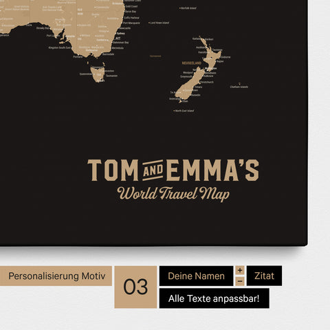 Personalisierung einer Weltkarte Pinnwand in Sonar Black (Schwarz-Gold) mit einem Logo im Vintage-Look, bei dem die Namen und die Unterzeile „World Travel Map“ geändert werden kann