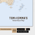 Politische Weltkarte in Farbe Multicolor Atlas mit einem Vintage-Logo als moderne Personalisierung
