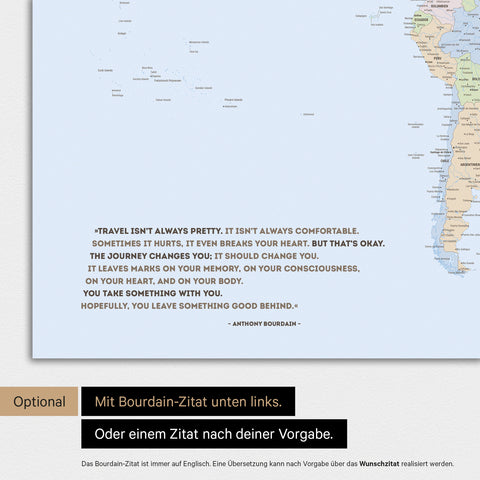 Politische Weltkarte in Farbe Multicolor Atlas mit eingedrucktem Zitat von Anthony Bourdain, das bei einer Personalisierung gegen ein beliebiges anderes Zitat ersetzt werden kann