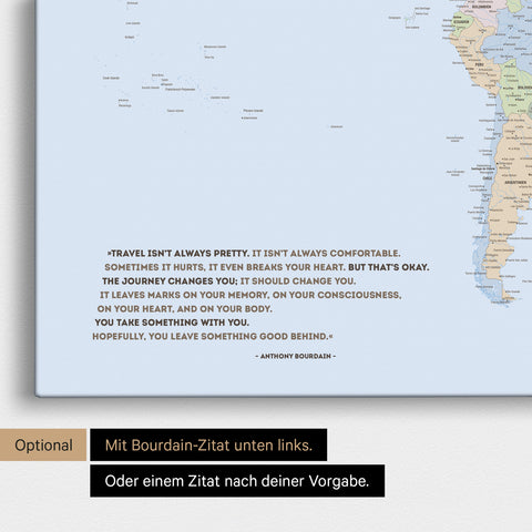 Politische Weltkarte in Multicolor Atlas mit eingedrucktem Zitat von Anthony Bourdain, das bei einer Personalisierung gegen ein beliebiges anderes Zitat ersetzt werden kann