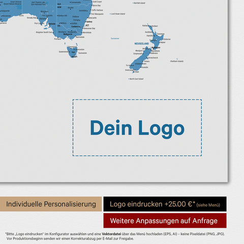 Weltkarte Poster in Blau mit eingedrucktem Firmenlogo