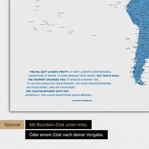 Poster einer Weltkarte in Blau mit eingedrucktem Zitat von Anthony Bourdain, das bei einer Personalisierung gegen ein beliebiges anderes Zitat ersetzt werden kann