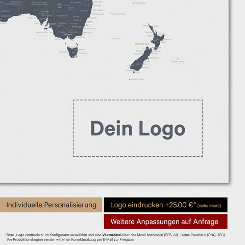 Weltkarte Poster in Denim Blue mit eingedrucktem Firmenlogo