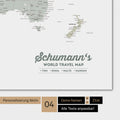 Poster Weltkarte in Multicolor Sage mit Personalisierung als Familien-Logo