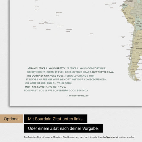 Poster einer Weltkarte in Multicolor Sage mit eingedrucktem Zitat von Anthony Bourdain, das bei einer Personalisierung gegen ein beliebiges anderes Zitat ersetzt werden kann