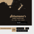 Weltkarte in Farbe Sonar Black (Schwarz-Gold) mit Personalisierung als Familien-Logo