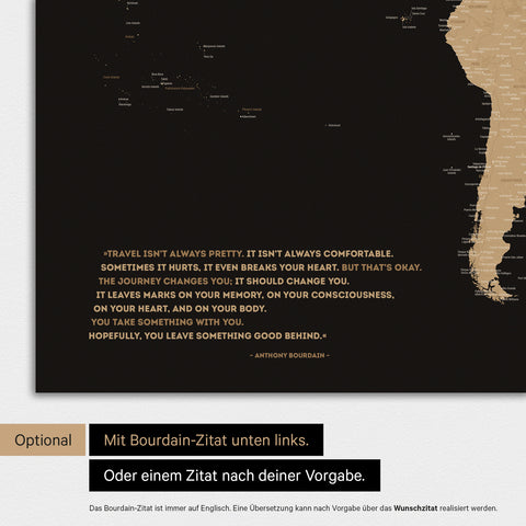 Weltkarte in Farbe Sonar Black (Schwarz-Gold) mit eingedrucktem Zitat von Anthony Bourdain, das bei einer Personalisierung gegen ein beliebiges anderes Zitat ersetzt werden kann