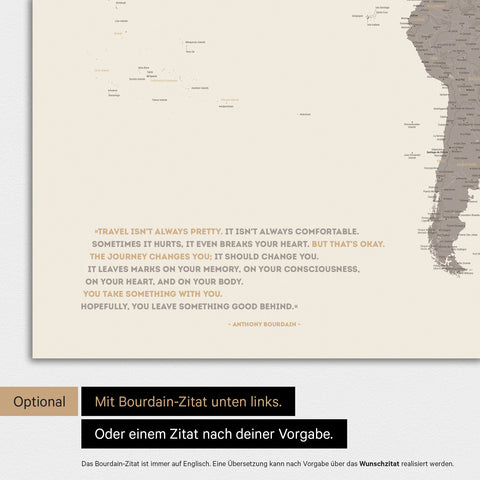 Weltkarte in Farbe Warmgray (Braun-Grau) mit eingedrucktem Zitat von Anthony Bourdain, das bei einer Personalisierung gegen ein beliebiges anderes Zitat ersetzt werden kann