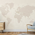 Dekoriertes Wohnzimmer mit einer Weltkarte als Foto-Tapete in Gold