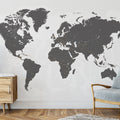 Dekoriertes Wohnzimmer mit einer Weltkarte als Foto-Tapete in Grau-Weiß
