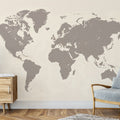 Dekoriertes Wohnzimmer mit einer Weltkarte als Foto-Tapete in Braun-Grau